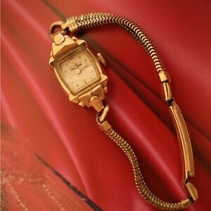 Vintage Benrus hand wound watch 10k gold filled with adjustable clasp